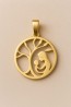 ingente �rvore da Vida com M�e e Filho ? Zamak com Verniz Dourado

Material: Metal Zamak

Acabamento: Banho com verniz dourado

Dimens�es: 30 mm de di�metro

Modelo: Vazado, com desenho de �rvore da vida e silhueta de m�e com filho

Sistema de fixa��o: Contra-argola

Peso m�dio:5,0 grs